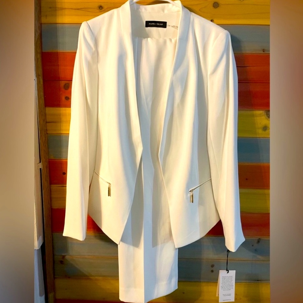 Ivanka Trump Women's Suit Pants Jacket Set NWT
14 & 12 White Ivy Straight Leg